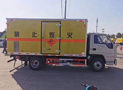 石龙爆破器材运输车工人安全操作规范与智能技术保障
